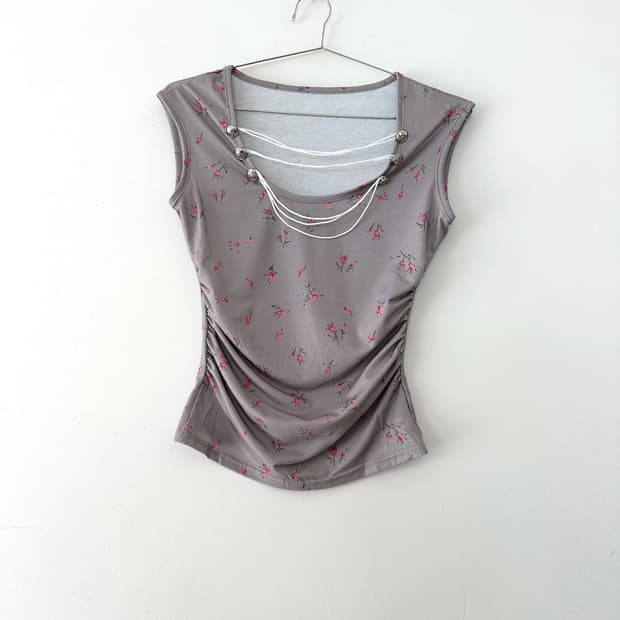 Epaulet muse flower top