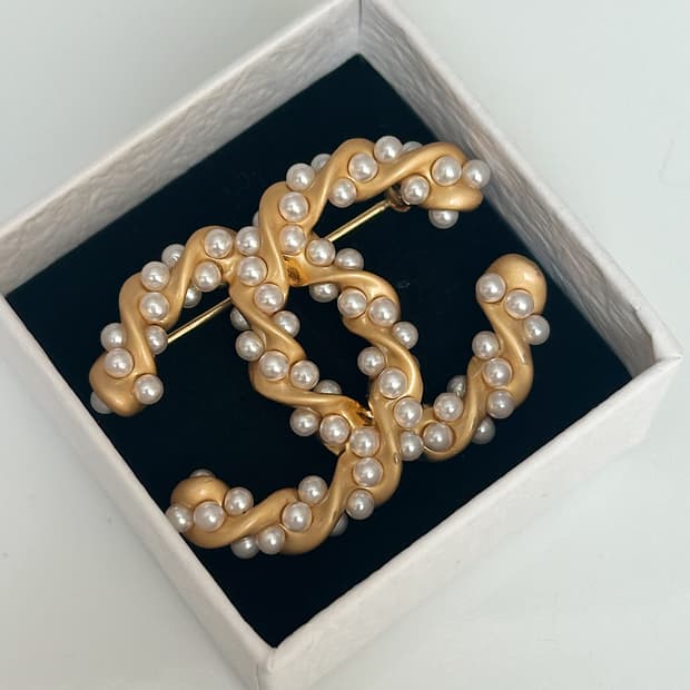 샤넬 골드 꼬임 진주 업사이클링 브로치