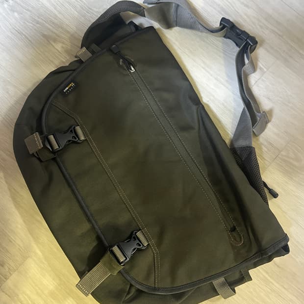 유니클로 코듀라 메신저 백 카키