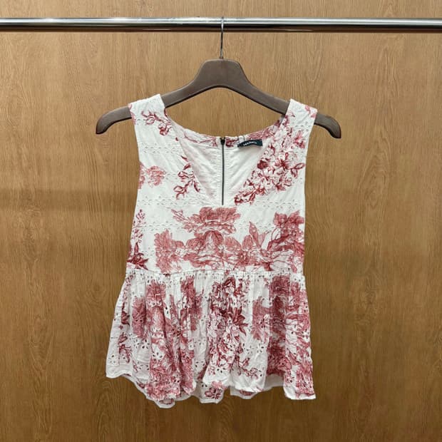 막스앤코 브이넥 슬리브리스 블라우스 플로럴 프린팅 디테일 화이트 핑크