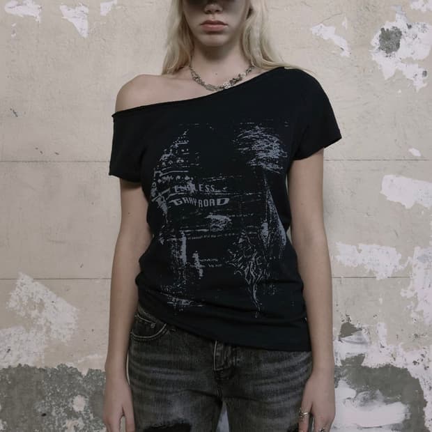 보헤미안서울 FUNKY SCOOP NECK TEE CONCH, BLACK