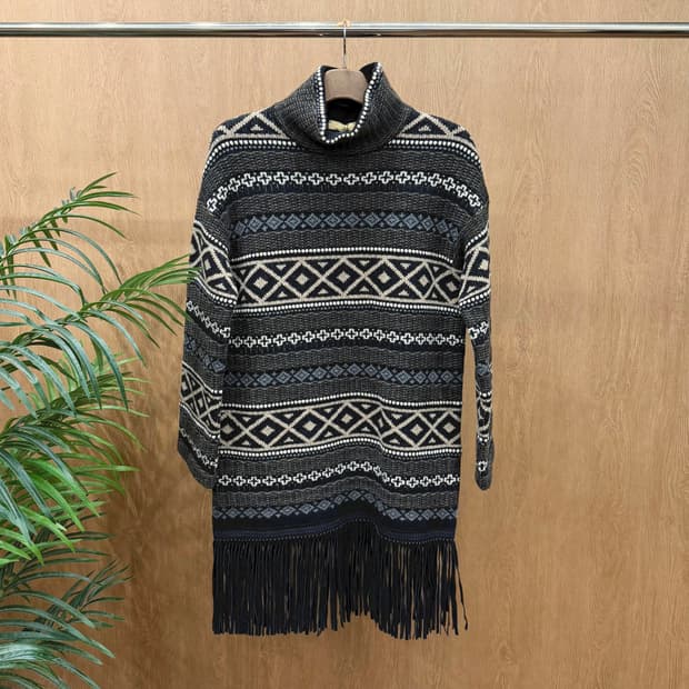 페이 하이넥 롱 니트 에스닉 기하학 패턴 레더 프린지 디테일 루즈핏 차콜
