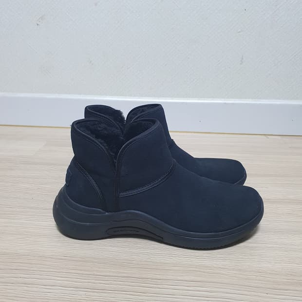 스케쳐스 블랙 털 안감 숏 부츠 240