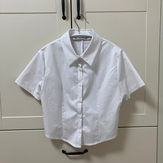 블랙업 크롭 반팔셔츠