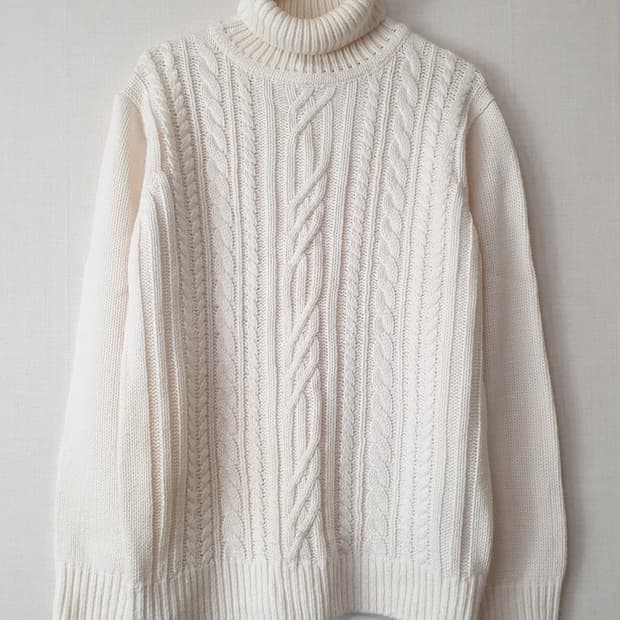아이보리 꽈배기 터틀넥 니트