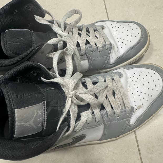 나이키 조던 1 미드 스모크 그레이 앤트러사이트