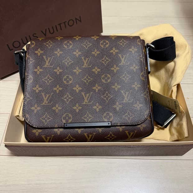 루이비통 모노그램 마카사 디스트릭스 PM 크로스백