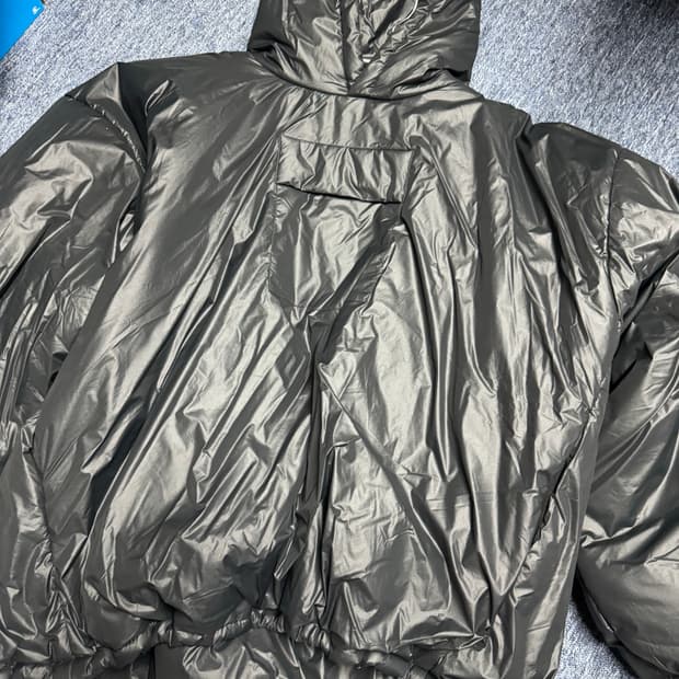 이지 갭 엔지니어드 바이 발렌시아가 퍼퍼 파카 블랙