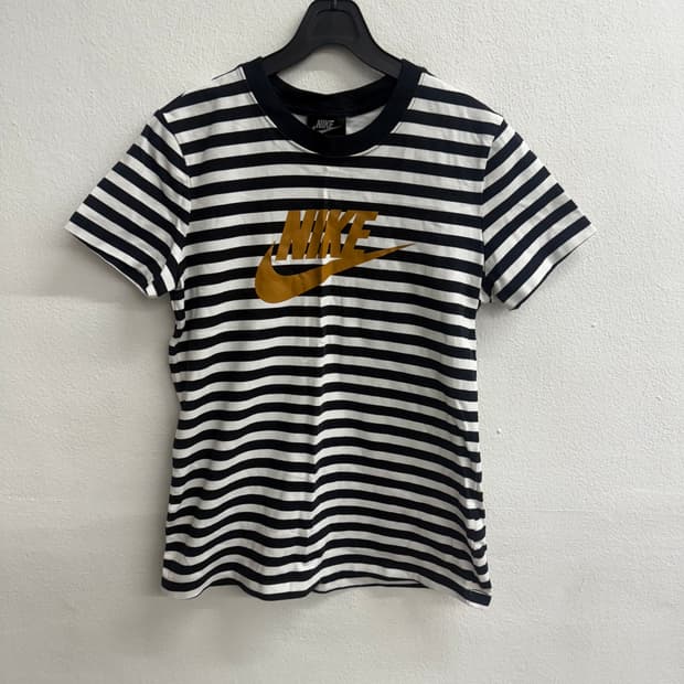 나이키 스트라이프 크롭 흰검 하프 슬리브689 (S)
