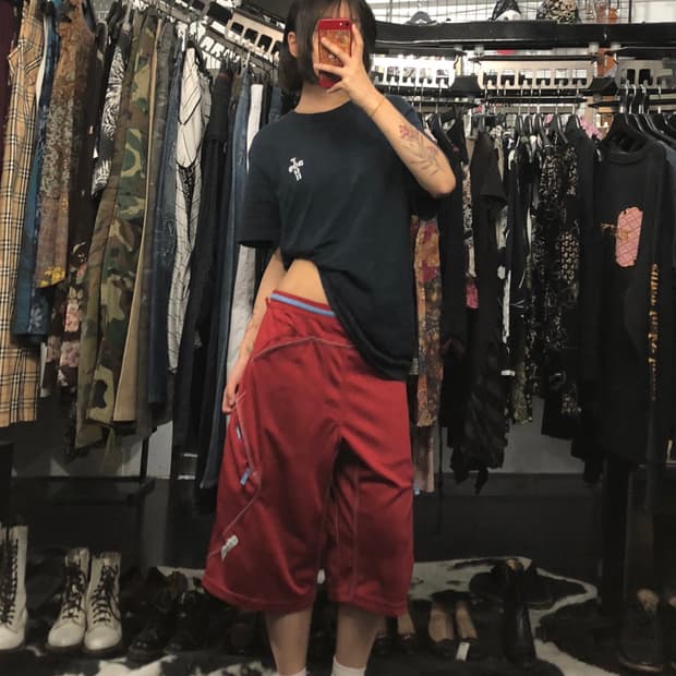 레드 컬러 절개 포인트 버뮤다 팬츠
