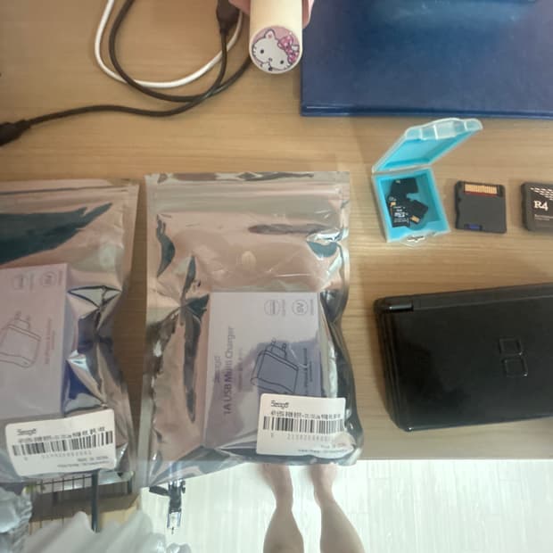 닌텐도 ds lite, 종합게임칩 2개, 충전기 (새상품) 2개, 파우치