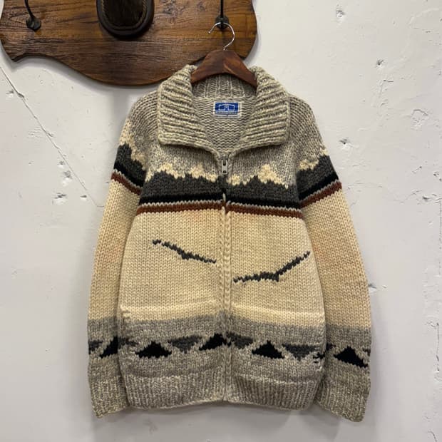 M) Canada Cowichan Longhouse Virgin Wool