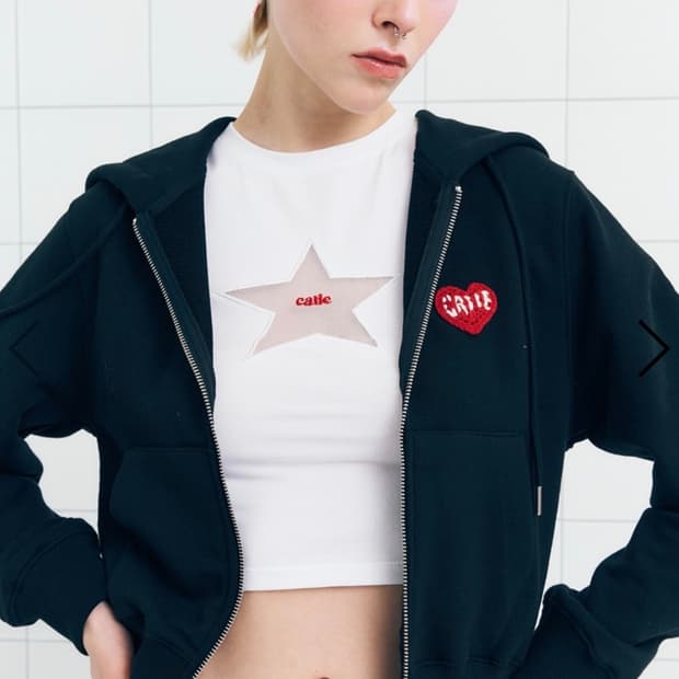 에즈이프캘리 CALIE HEART HOOD ZIP-UP BLACK