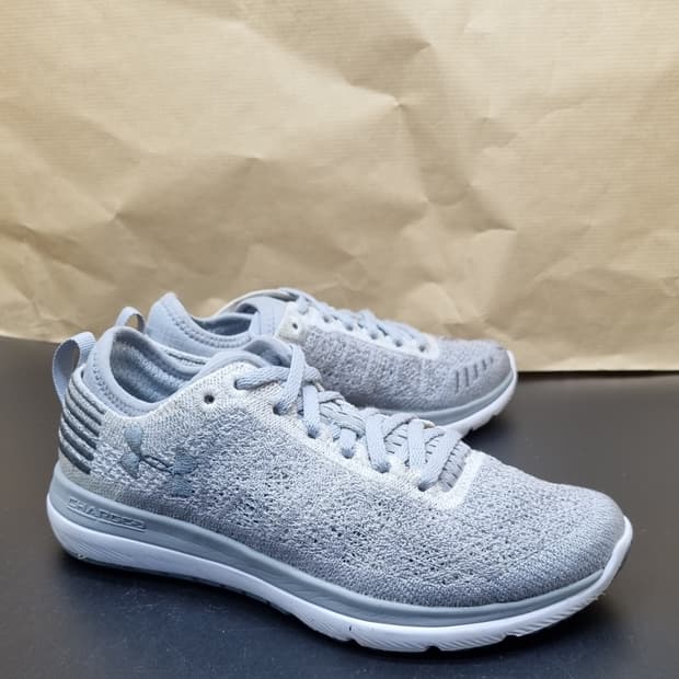 언더아머 UA 여성운동화230