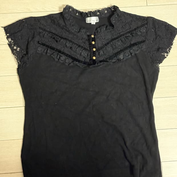 레이스 디테일 블랙 탑