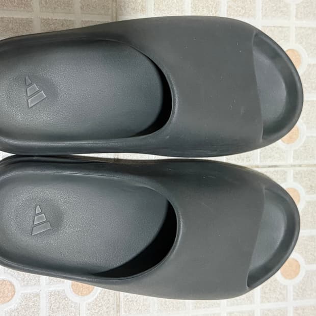 [275]아디다스 이지 슬라이드 다크 오닉스 2024