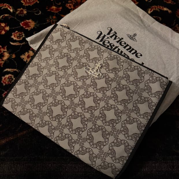 정품 비비안웨스트우드 클러치