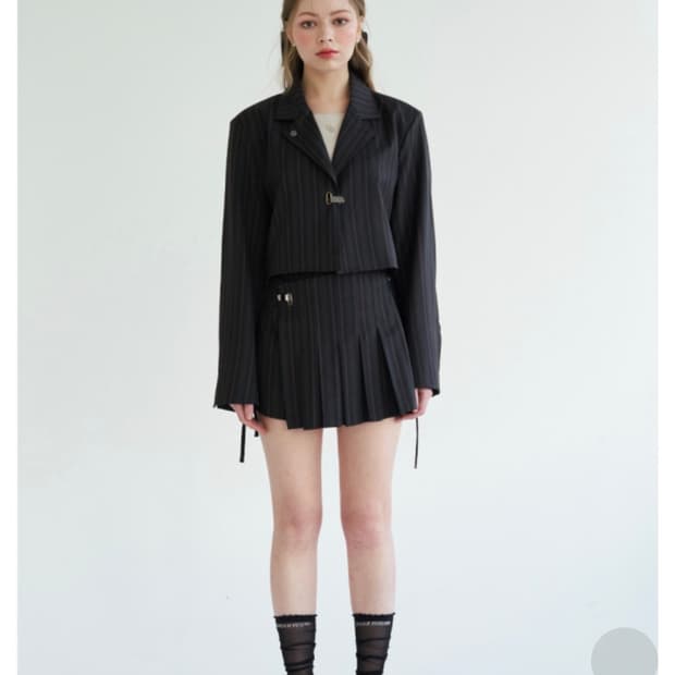 체리퀴리 크롭 자켓 블랙 스트라이프