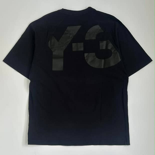 [S] Y-3 와이쓰리 백 로고 프린트 반팔 티셔츠