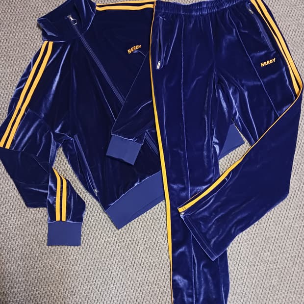 널디 벨벳 트레이닝 셋업