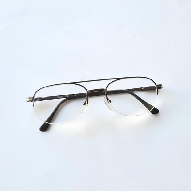 데드스탁 레트로와 모던함이 섞인 투브릿지 반무테 안경테 665