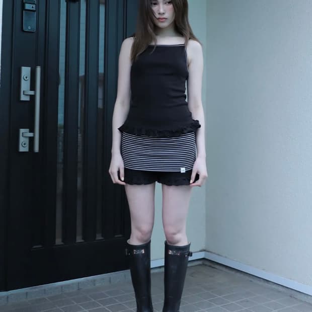 어글리쉐도우 스트라이프 프릴 쇼츠