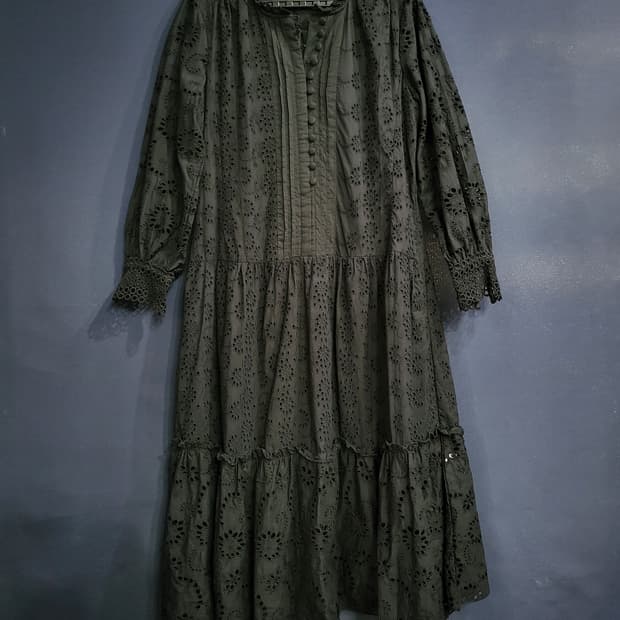 칼라거펠트 자수 펀칭 원피스