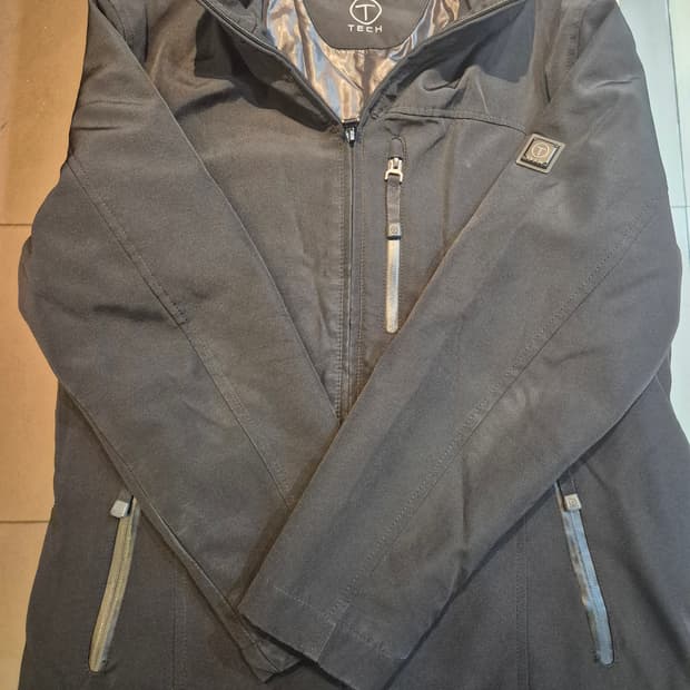 투미 테크 자켓 블랙 s 95~100 판매합니다 
몆 번 입고 거의 보관