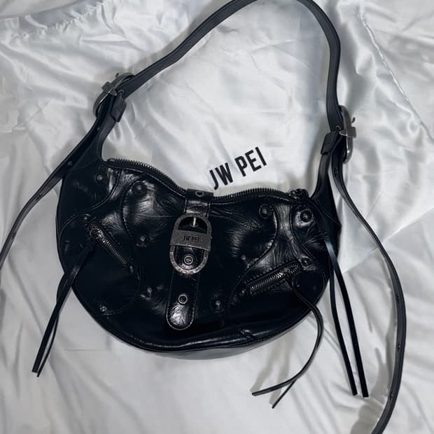 JWPEI TESSA 크러쉬드 숄더백 블랙