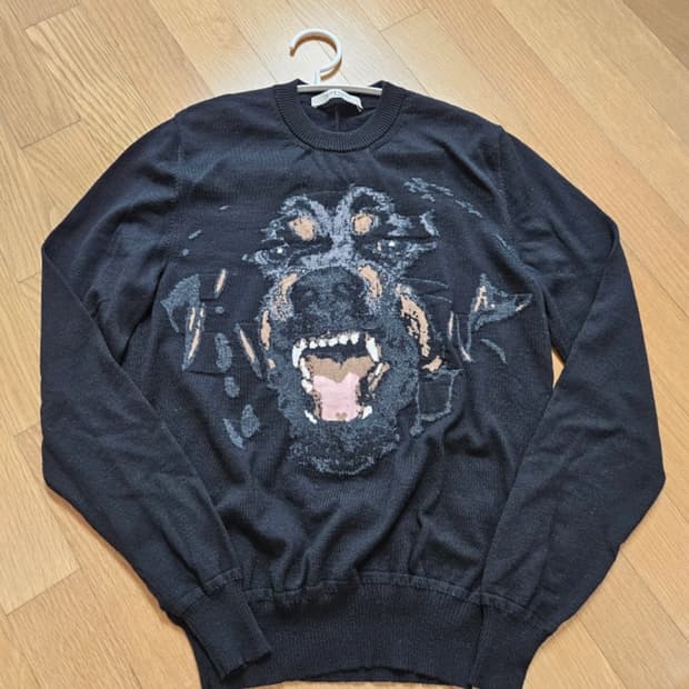 지방시 로트와일러 니트