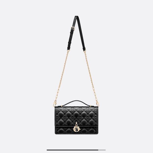 거의 새상품 Dior 핸드백 원가 560만원