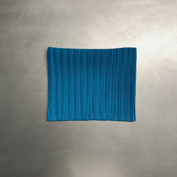 이세이 미야케 플리츠 플리즈 넥워머 코발트블루