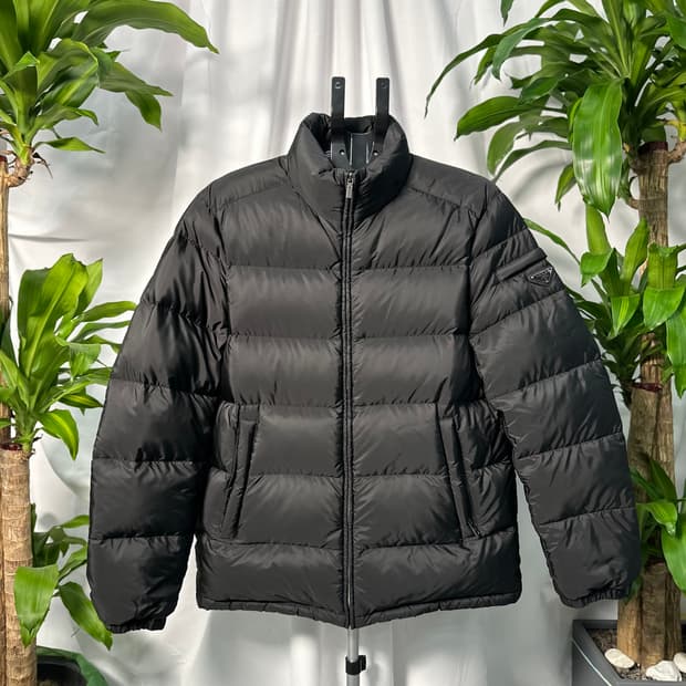 [정품] 프라다 트라이앵글 로고 다운 패딩