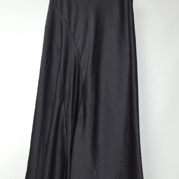 한섬 시스템 실키 텍스처 언밸런스 플레어 스커트 67-98