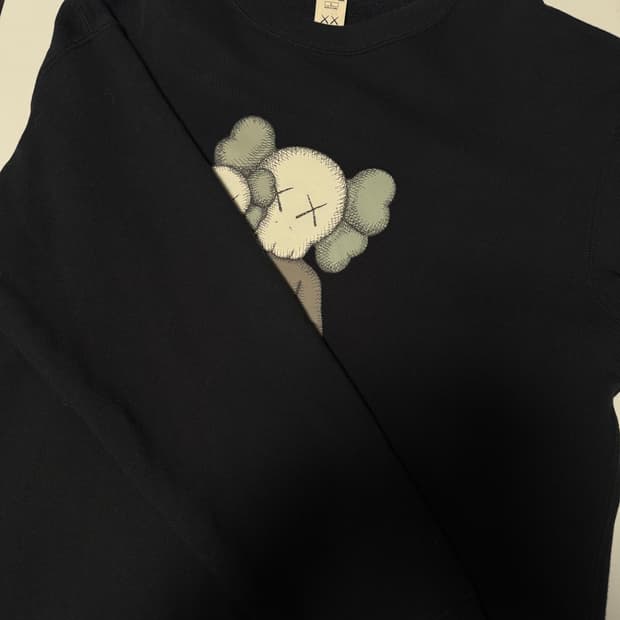 유니클로 카우스 맨투맨