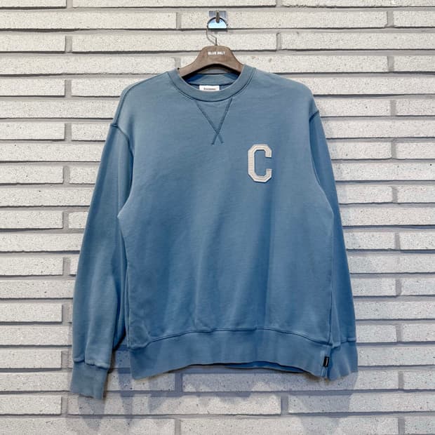 커버낫 프론트 자수 로고 맨투맨 블루 컬러