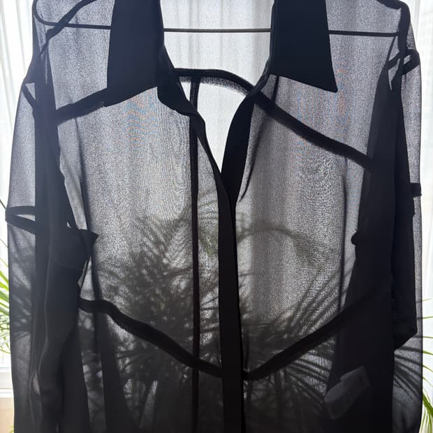 더일마 THEILMA 절개 패널 셔츠 블랙