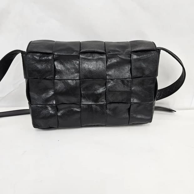 보테가베네타 카세트백 검정