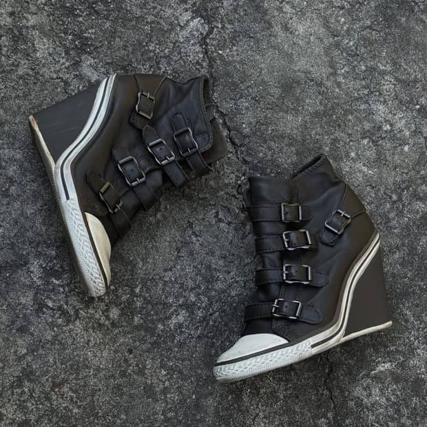 Ash Gray Buckle wedge heel