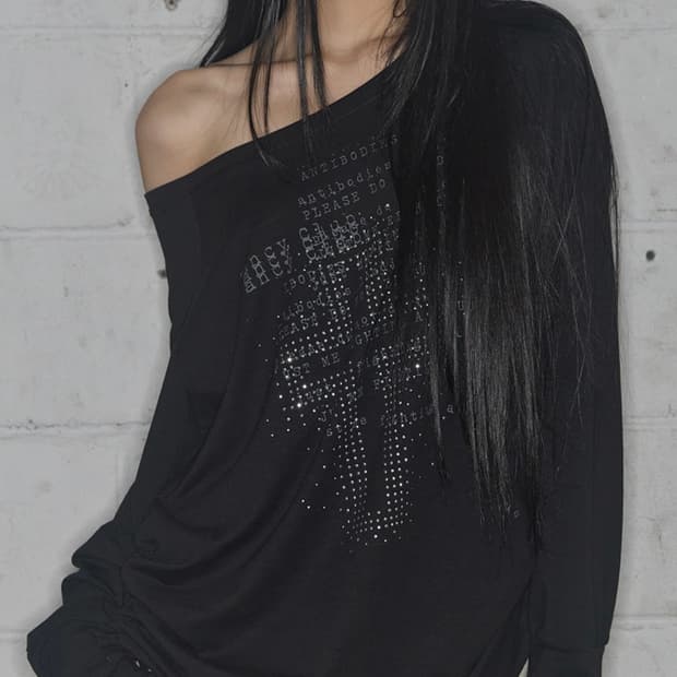 팬시클럽 디바인 크로스 오프 숄더 티