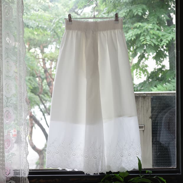 Uniqlo pure white banding middle skirt