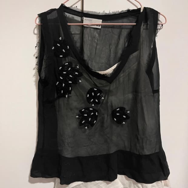 RüTZOU 빈티지 블랙 플라워 장식 시스루 블라우스 탑