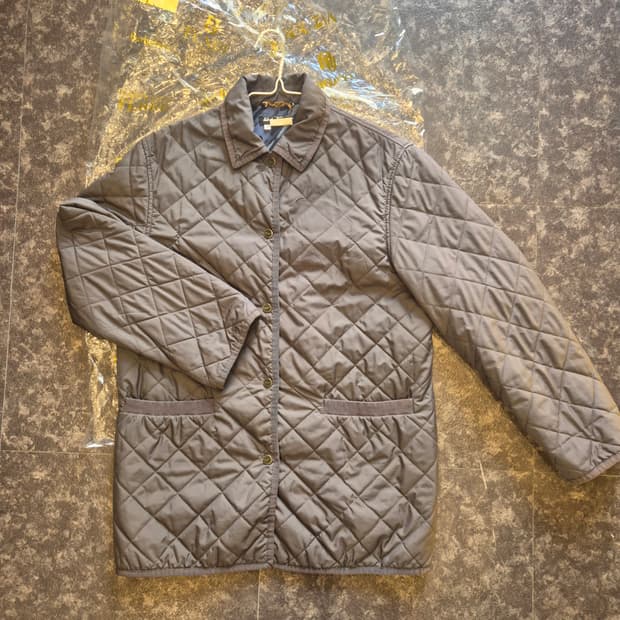 살바토레 페라가모 퀼팅 자켓 M사이즈입니다