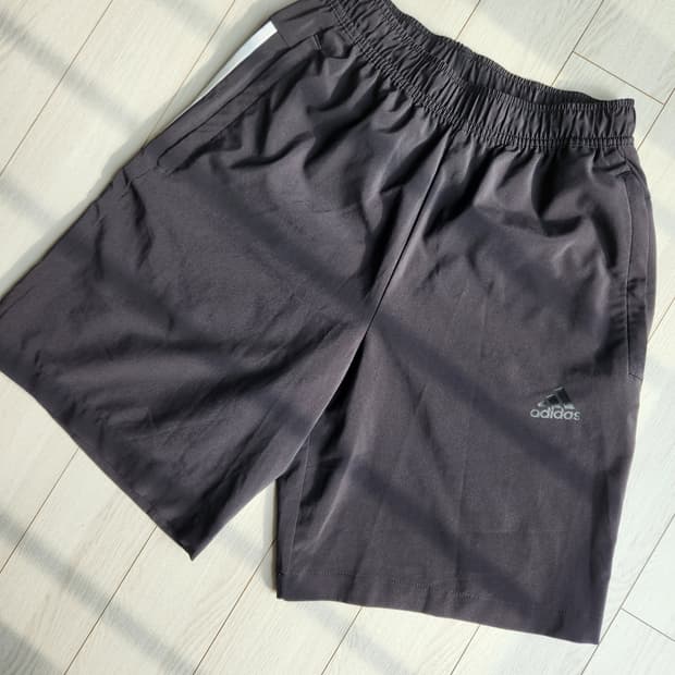 새상품급)아디다스 쇼트 러닝반바지 사이즈S

블랙이라 실제로보면 잘안보이