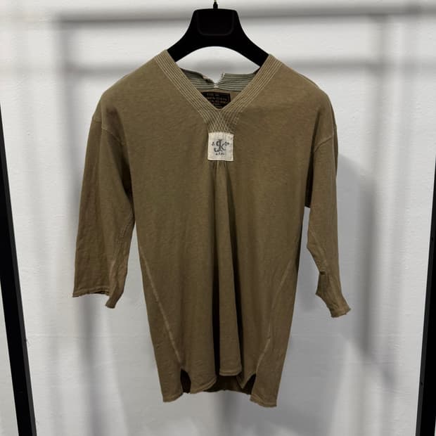 캐피탈 브이넥 밀리터리 탑 