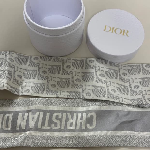 디올 쁘띠 스카프 새상품