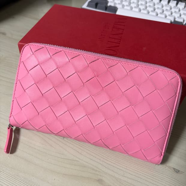 보테가 베네타 핑크색 인트레치아토 지퍼형 장지갑