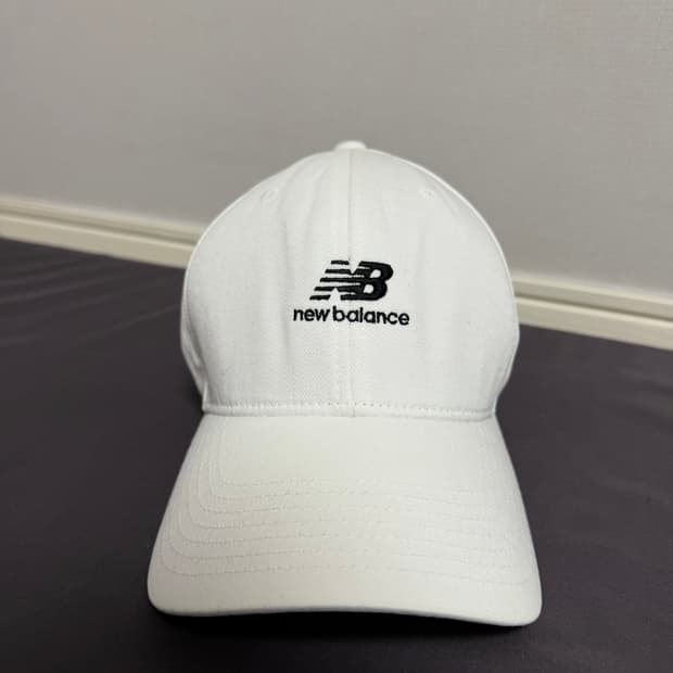 뉴발란스 화이트 볼캡