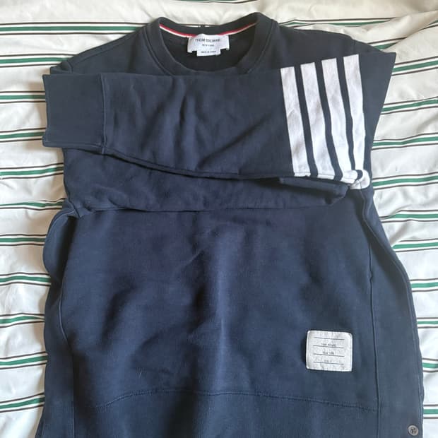 톰브라운 사선완장 맨투맨 네이비