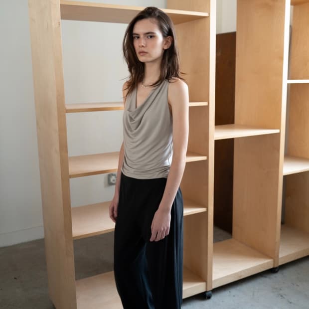 아르토 Open-Back Draped Top_Gray Beige
